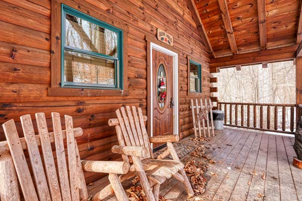 Bear Hugs Cabin exterior in winter
